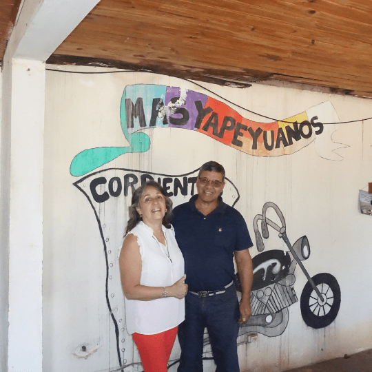Hombre y mujer posan para una foto