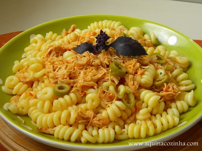Macarrão com frango Aqui na Cozinha