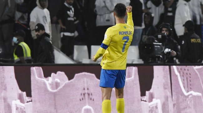 إيقاف وغرامة.. الكشف عن عقوبة رونالدو بعد حركته اللأخلاقية 