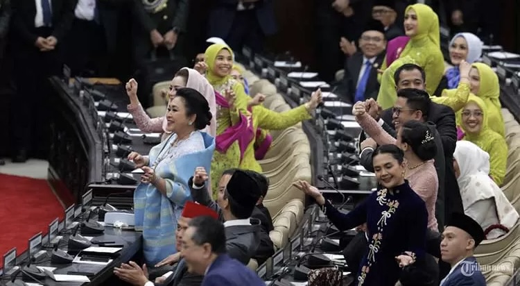 Bukan Non-aktif, Tapi Pecat Semua Anggota DPR yang Bermasalah! Titiek Soeharto bersama anggota DPR berjoget di tengah ketimpangan kesejahteraan rakyat.