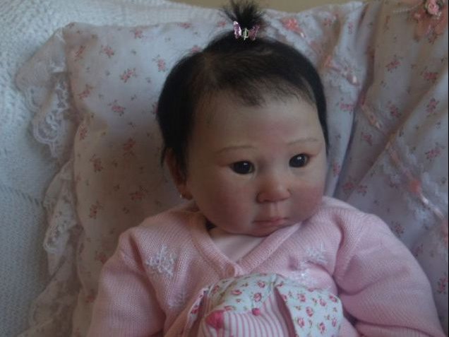 A differenza di quanto si pensava fino a non molti anni fa, e cioè che un bambino appena nato vedesse solo in bianco e nero, gli esperimenti . La bambola Ã¨ un bebÃ¨: i giocattoli shock di Deborah