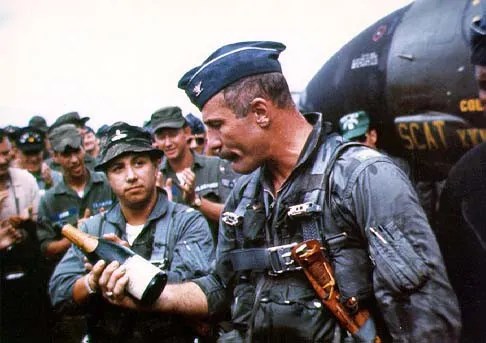Robin Olds celebrando el éxito de la Operación Bolo. Olds es un veterano de la 2GM, Corea y al final de Vietnam obtendría un total de 17 derribos. Fuente: Medium.