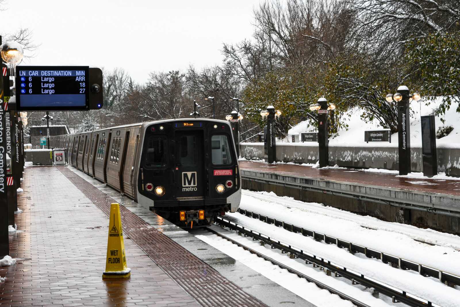 Arlington, VA: New Year's Trash Delays & Extended Metro Hours! (2026)