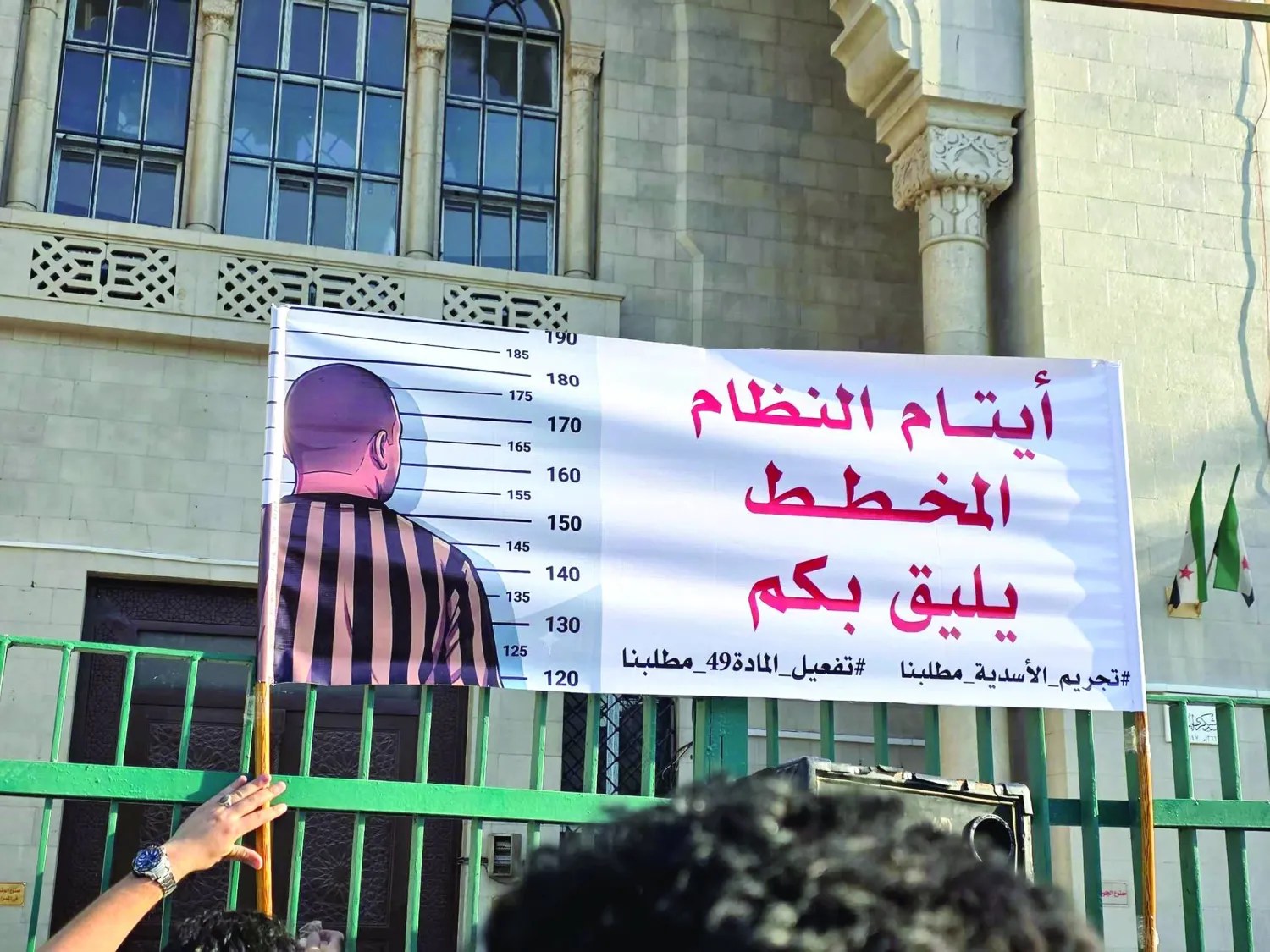 لبنان: توقيف ضابط سوري سابق متهم بارتكاب «جرائم ضدّ الإنسانية»  –  أوقف لدى إنجاز معاملة إدارية داخل السفارة السورية في بيروت