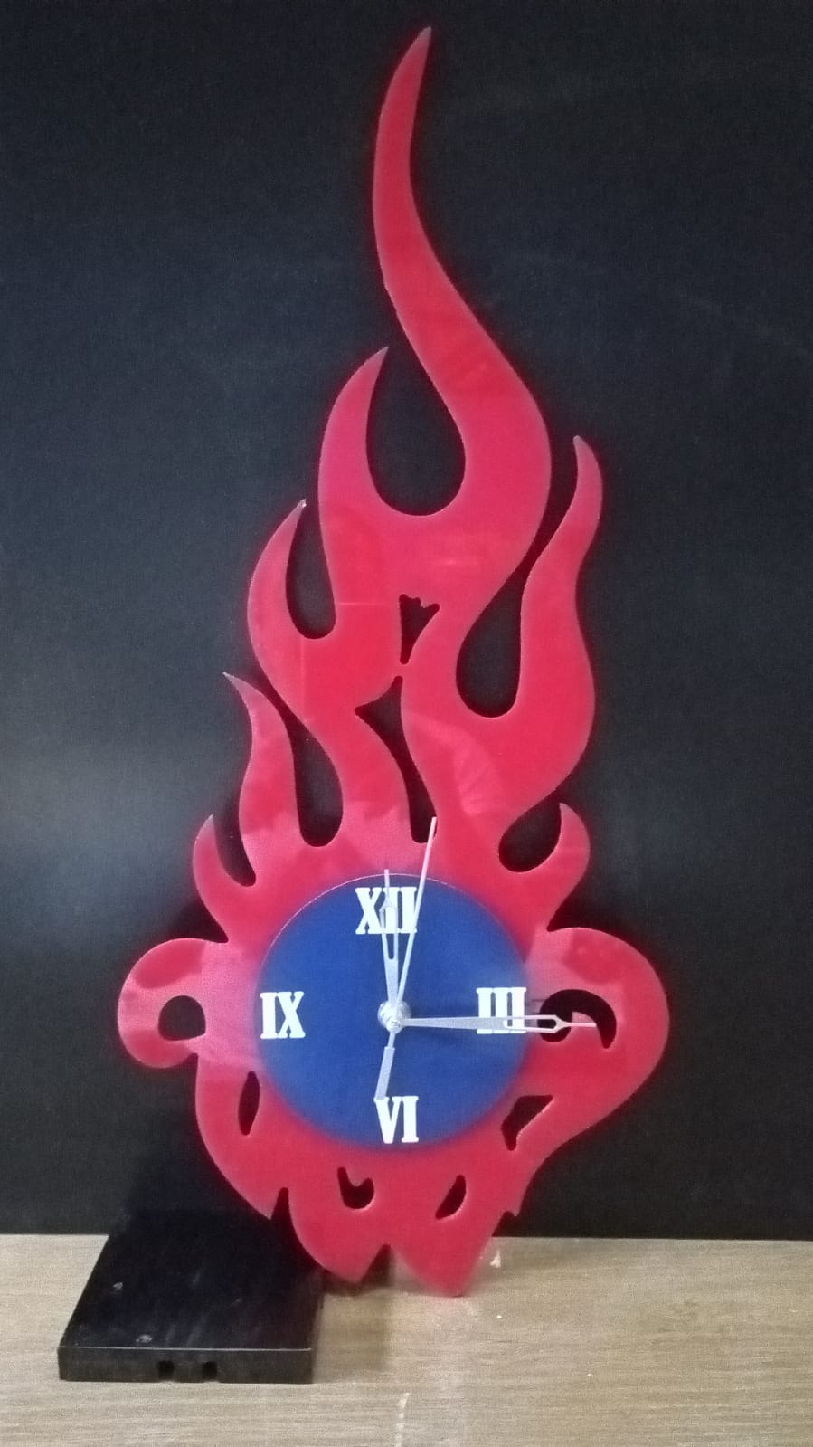 Reloj tipo llama en acrílico