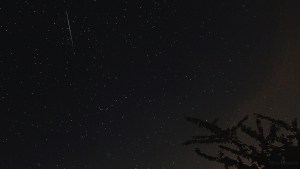 Meteor oberhalb von Kassiopeia - 13. August 2015 um 00:12 Uhr