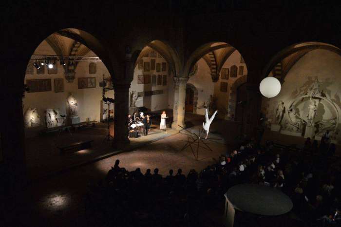 Dance, installation and music in the Bargello Courtyard by Flame Ensemble