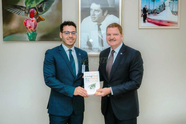 Hoben autor Franklin Seute den dialogo cu Prome Minister Eman riba educacion y futuro di studiante – Aruba Native