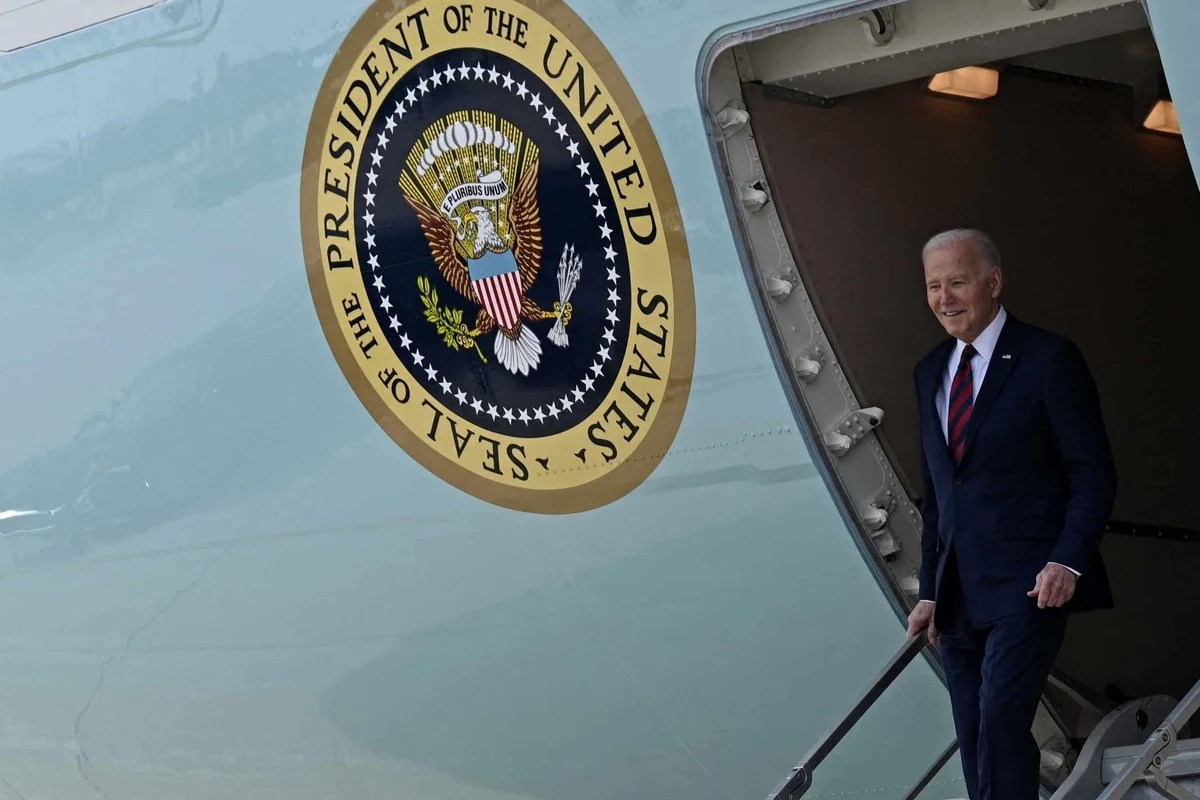 Journalists traveling with Biden warned against stealing from Air Force One