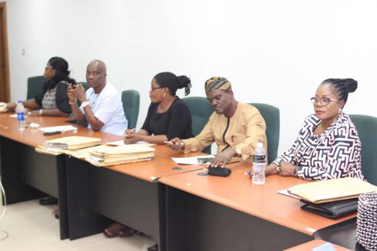 Vice Chairman, Edo State Private Property Protection Taskforce, Chief Osaro Idah (2nd left); Permanent Secretary, Directorate of Cabinet and Special Services, Mrs. Olatunji Juliet (right), during a press briefing over the arrest of alleged land grabber, Efosa Omoruyi alias Egbowo of Evbuodia Community in Iyekogba.