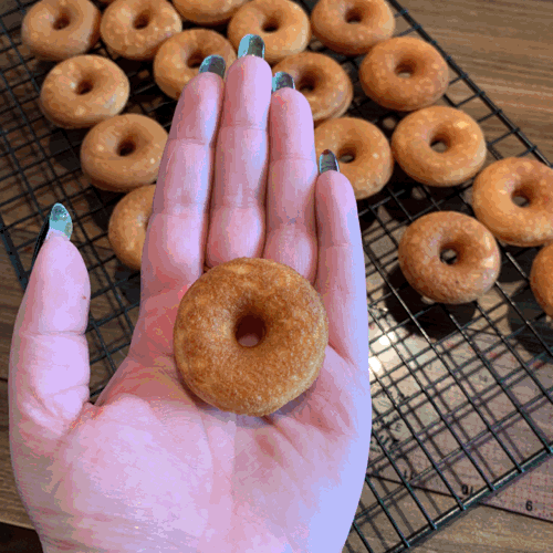 Receta: Mini rosquillas de pastel glaseado {Coles Cake Mix Hack for Donut Maker} - Pregúntale a Sarah