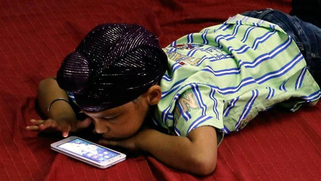 বিছনাত শুই স্মার্টফোনত ব্যস্ত থাকে নেকি আপোনাৰ শিশু? চাওক কি সমস্যা হ’ব পাৰে