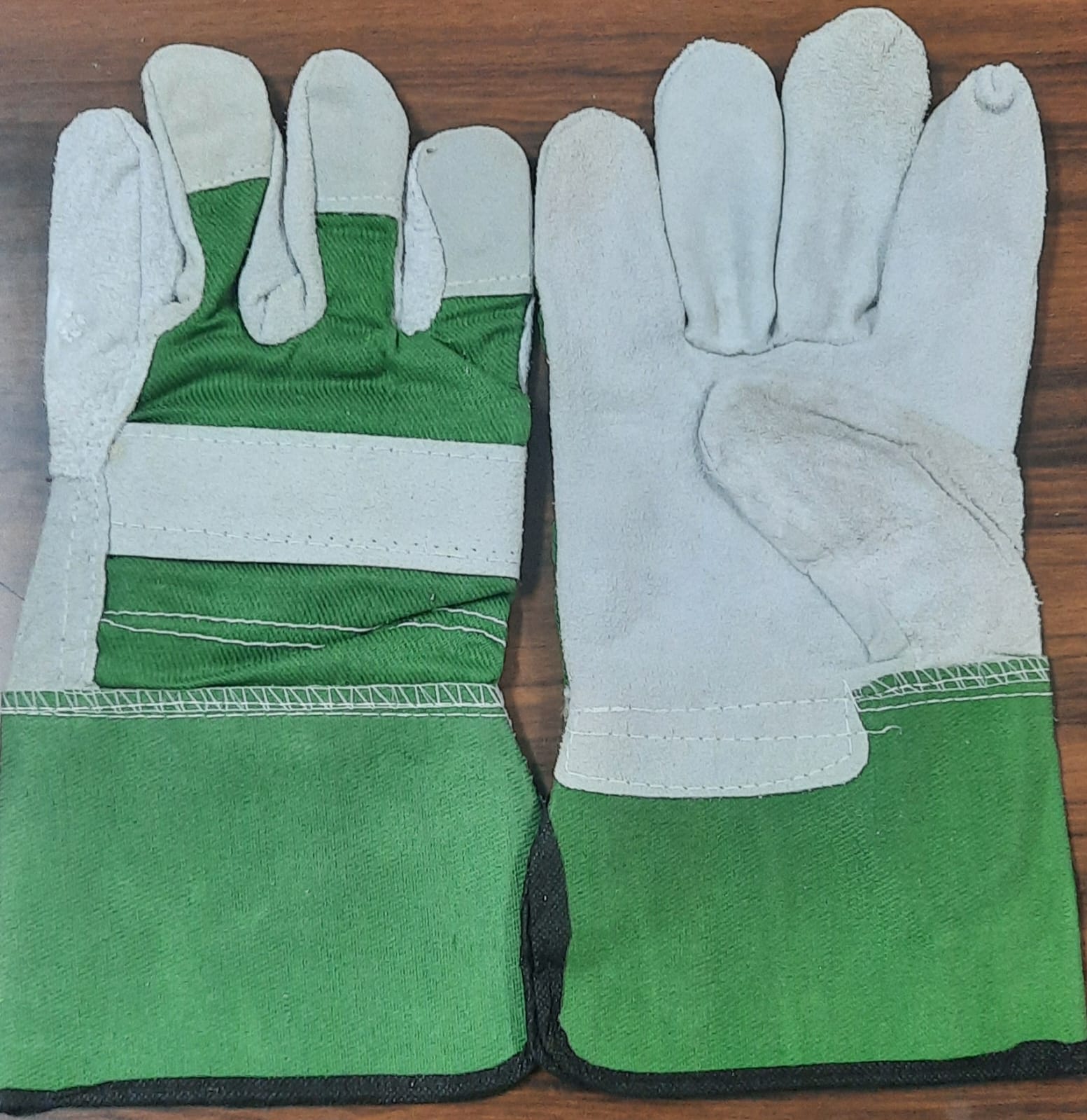 Working LEATHER GLOVES, GREEN COLOR, 12 INCH 1.5 SAR + VAT