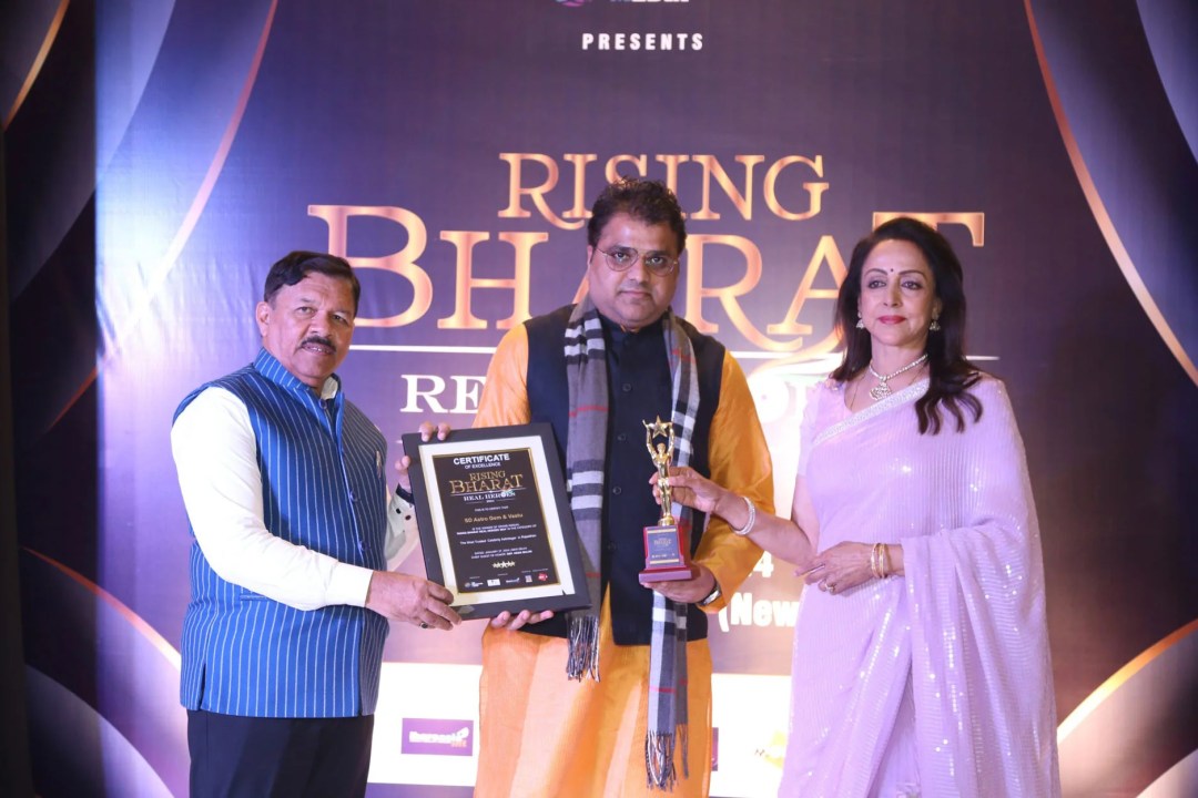 getting award by sunil shetty