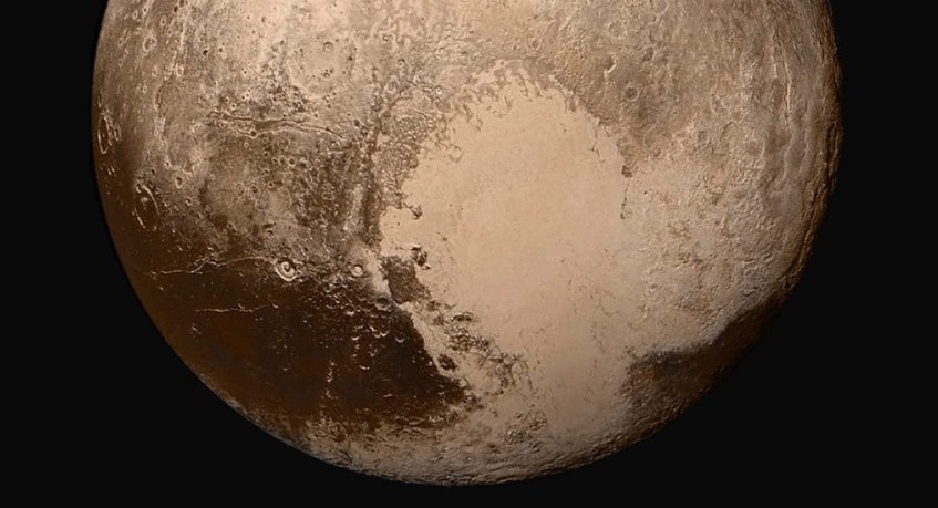 Tombaugh Regio ou o “Coração de Plutão” é a grande região clara em forma de coração e cor creme. Crédito: NASA.