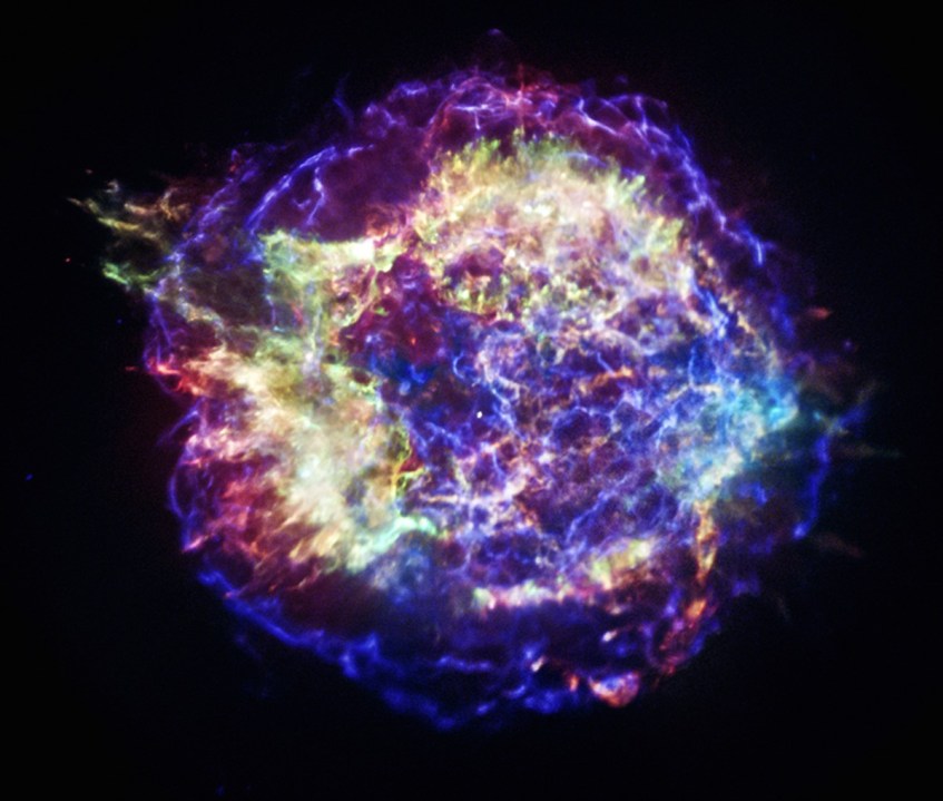 Remanescente da supernova circa 1680, na constelação de Cassiopeia. O ponto brilhante no centro é uma estrela de neutrões com propriedades peculiares. Crédito: NASA.