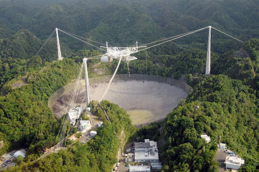 O radiotelescópio de Arecibo foi construído numa depressão nas montanhas da ilha de Porto Rico. Observações aí realizadas poderão ter sido determinantes na compreensão das erupções rápidas de ondas de rádio.