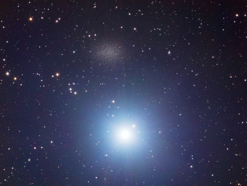 A Leo I junto a Regulus, a luminária da constelação do Leão. Crédito: Chris Cook (APOD).