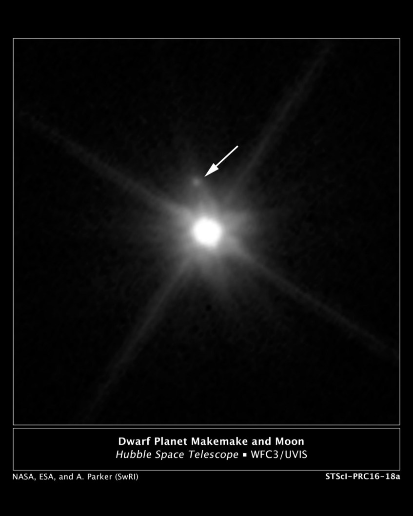 Makemake e a sua nova lua fotografados com o telescópio espacial Hubble. Crédito: NASA, ESA, A. Parker e M. Buie (Southwest Research Institute), W. Grundy (Lowell Observatory) e K. Noll (NASA GSFC).