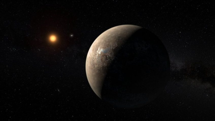 Esta representação artística de Proxima Centauri b, com aspecto semelhante à Terra, poderá ser demasiado optimista. Proxima Centauri é a estrela laranja brilhante enquanto ao longe se pode ver o par Alfa do Centauro A e B, em torno do qual Proxima orbita. Crédito: ESO.