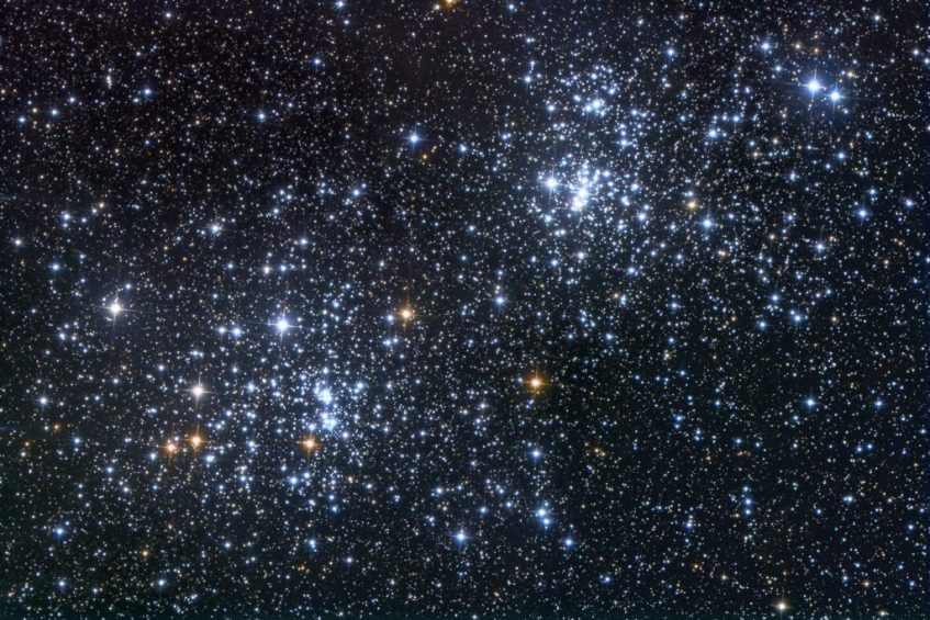 O Duplo Enxame de Perseu é constituído por dois enxames (surpresa!): o NGC884 (à esquerda) e o NGC869 (à direita). São visíveis várias super-gigantes vermelhas, especialmente junto a NGC884. Estudos recentes revelam que existem algumas dezenas destas estrelas evoluídas na população que circunda os dois enxames. Fonte: Astronomer
