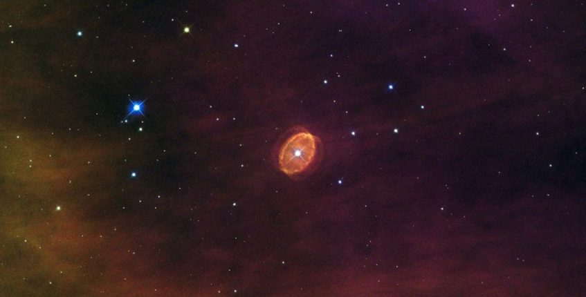 SBW1 é uma supergigante azul rodeada por uma nebulosa bipolar formada por gás ejectado, possivelmente, durante uma fase prévia em que era uma supergigante vermelha. Crédito: ESA/Hubble & NASA, Nick Rose/Steve Byrne.