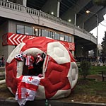 Vor dem Nationalstadion in Tiflis (Foto: athletic-brandao.de).