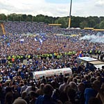 Darmstadt feiert den Aufstieg (Foto: athletic-brandao.de)
