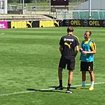 Redebedarf: BVB-Trainer Tuchel mit Götze. (Foto: athletic-brandao.de)
