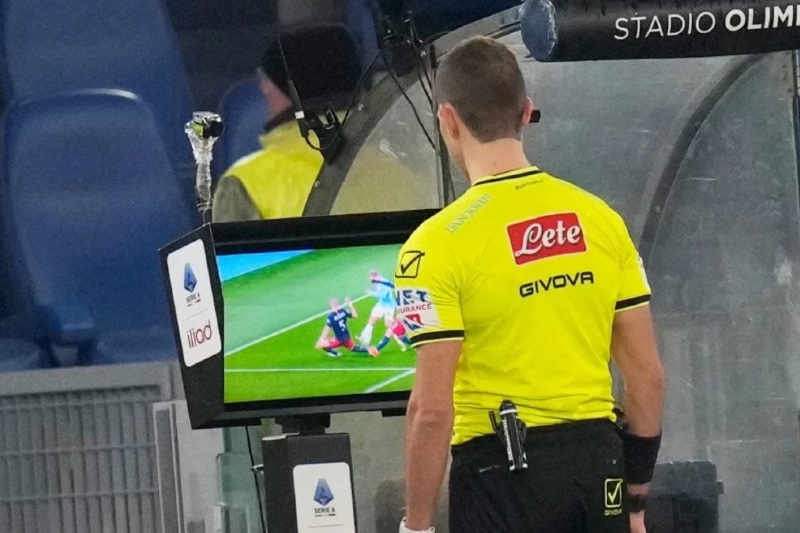 توسيع صلاحيات تقنية حكم الفيديو المساعد لحسم الإنذارات الثانية ومراجعة الركنيات