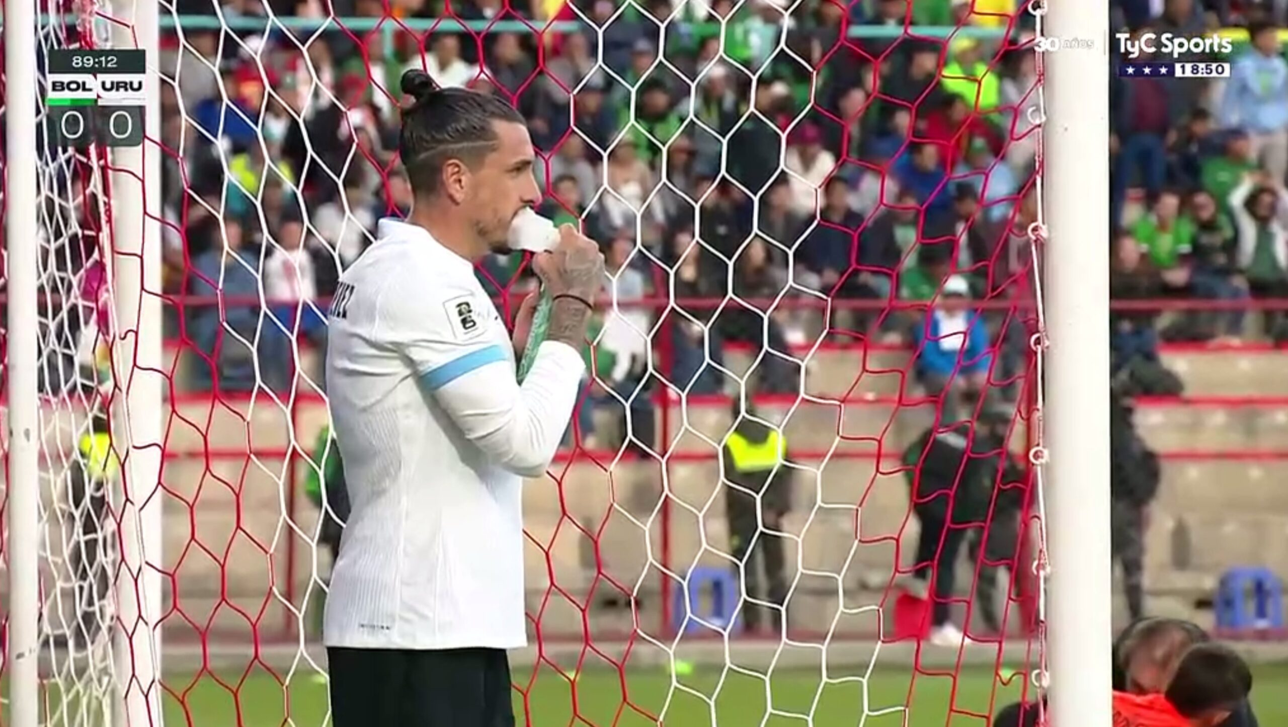 Giménez tuvo que tomar oxígeno durante su duelo con Uruguay