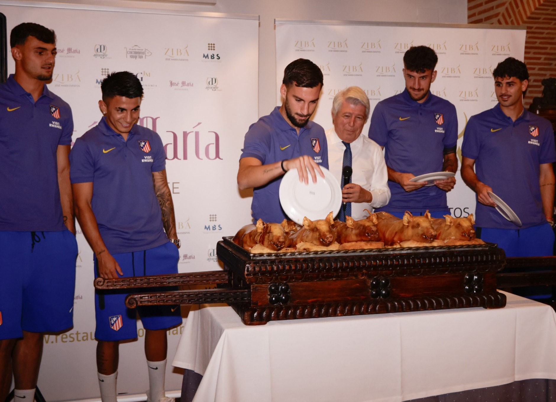 El Atlético no falta a su tradicional cita con el cochinillo en Segovia