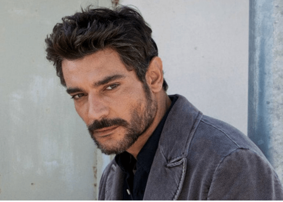 Storie Di Una Famiglia Perbene” Comparse Per La Serie Tv Con Giuseppe Zeno 410_x_574_png