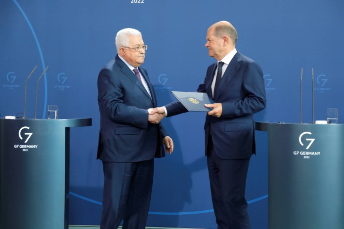 Bundeskanzler Olaf Scholz bedankt sich nach der Pressekonferenz beim Präsidenten der Palästinensischen Autonomiebehörde Mahmoud Abbas. Berlin am 16. August 2022. Foto IMAGO / Metodi Popow Bundeskanzler Olaf Scholz bedankt sich nach der Pressekonferenz beim Präsidenten der Palästinensischen Autonomiebehörde Mahmoud Abbas. Berlin am 16. August 2022. Foto IMAGO / Metodi Popow