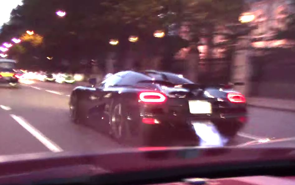 Video: Η Koenigsegg Agera R ρίχνει φλογίδι στο Λονδίνο