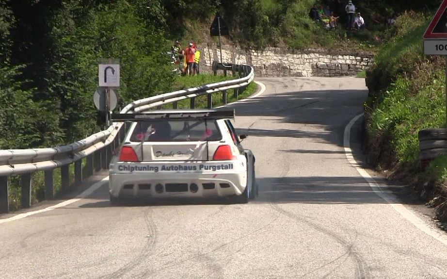 Video: Ένα Volkswagen Golf Rallye Turbo 500 ίππων στα βουνά