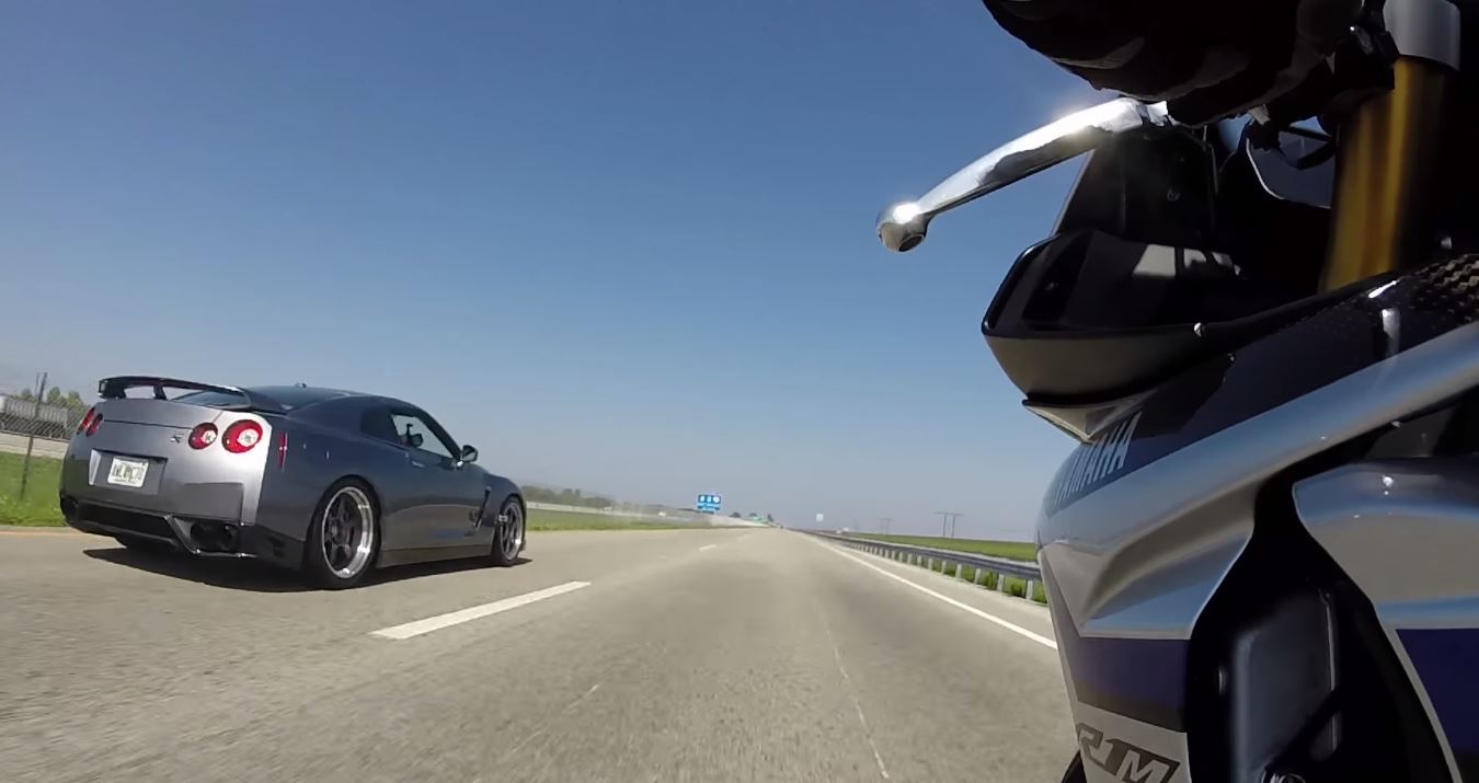 Nissan GT-R 750 ίππων και stock Yamaha R1M μάχονται στην ευθεία