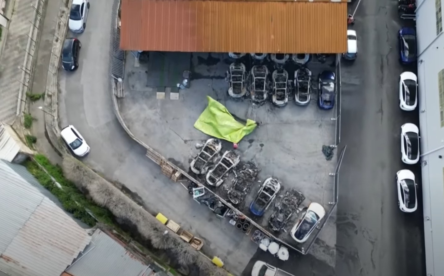 Φωτιά σε αντιπροσωπεία της Tesla στη Ρώμη κατέστρεψε 17 αυτοκίνητα