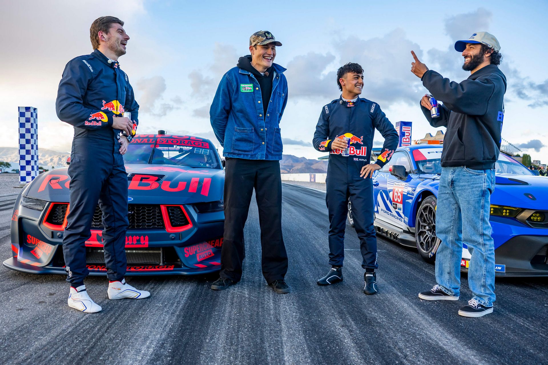 Max Verstappen και Arvid Lindblad συναντούν 12 εμβληματικά μοντέλα της Ford