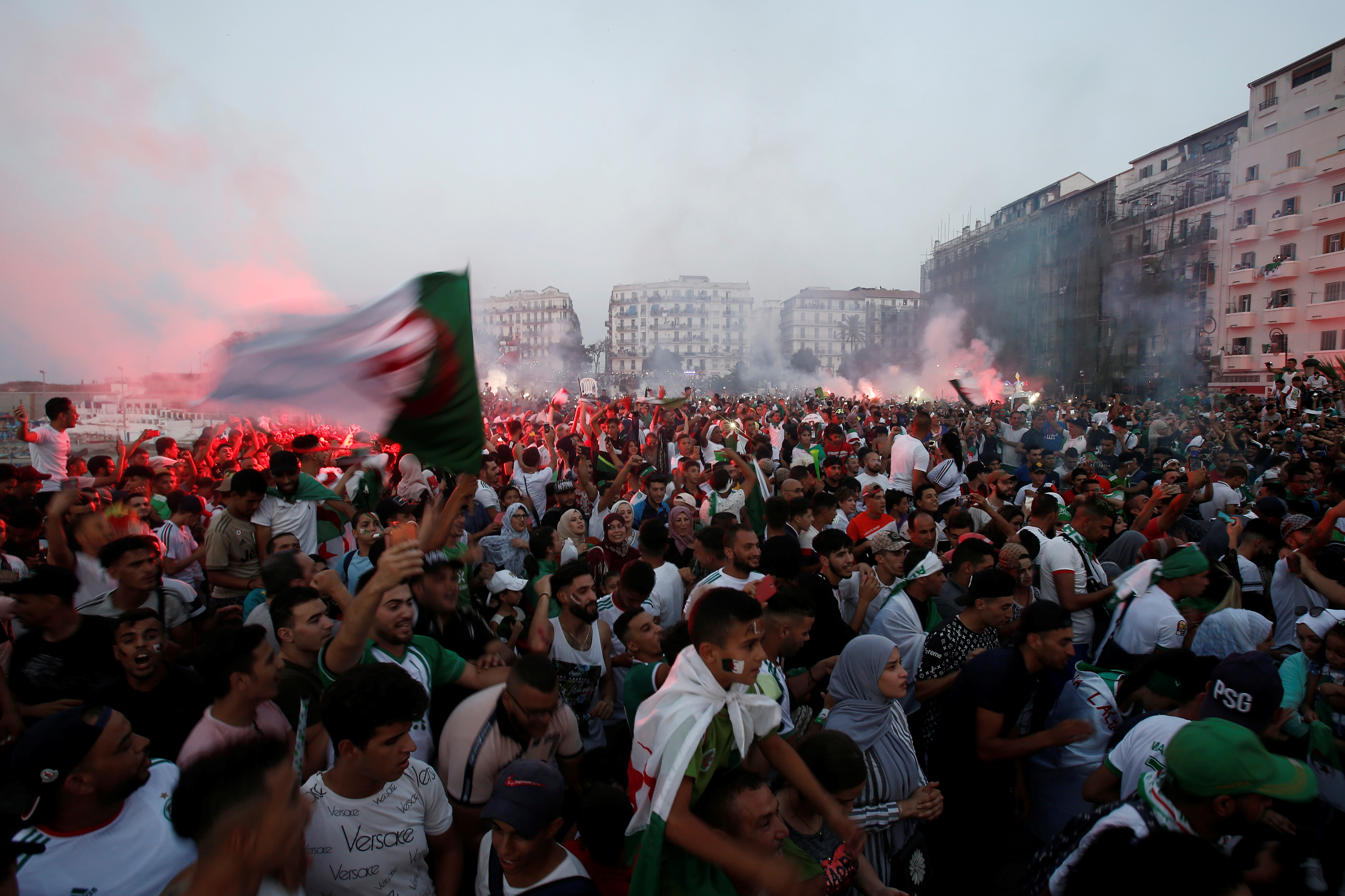 الفرحة تغمر مدن وقرى الجزائر عقب التتويج بأمم إفريقيا