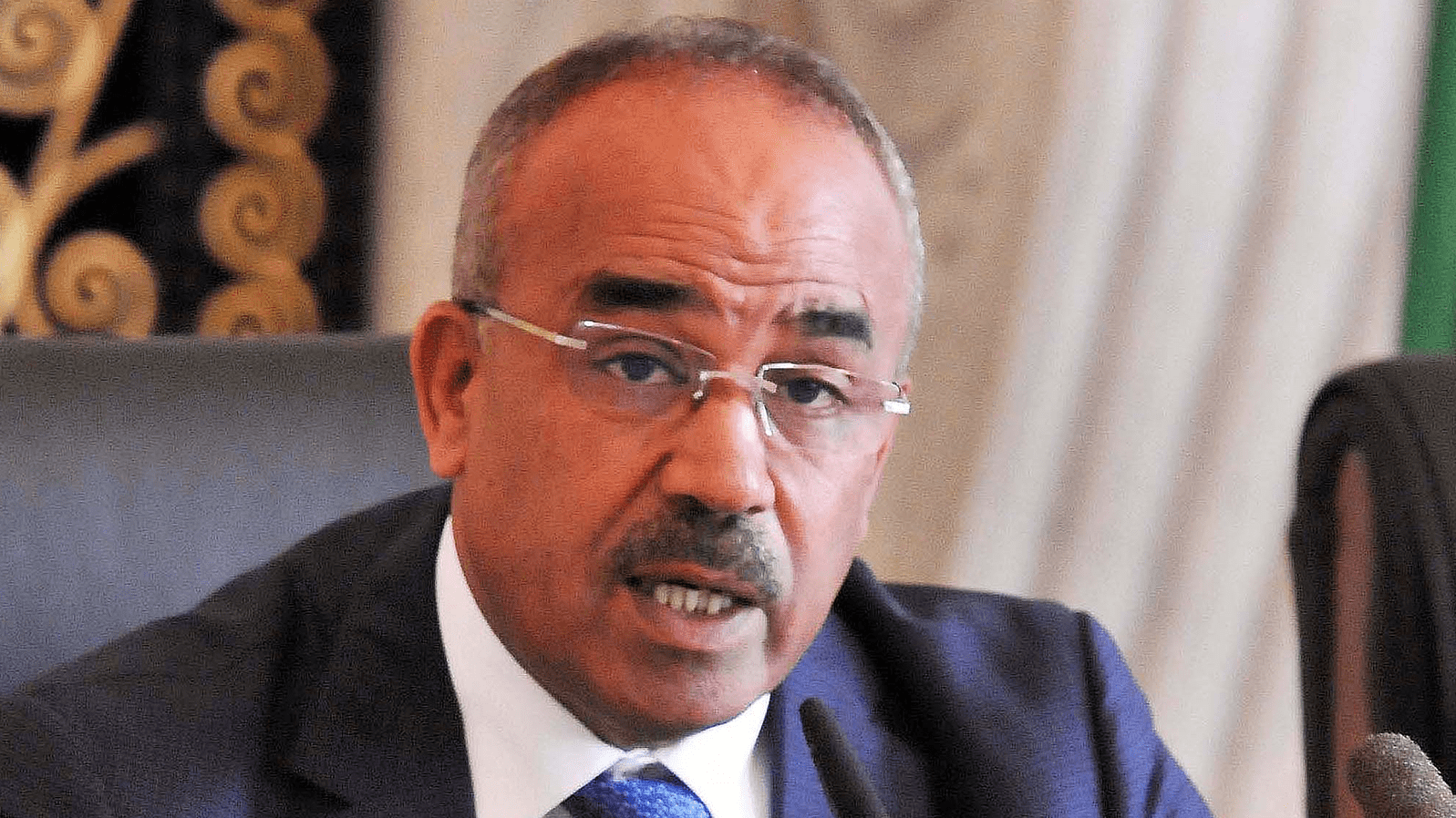 هيئة الحوار .. بن صالح يرد على مطلب رحيل بدوي
