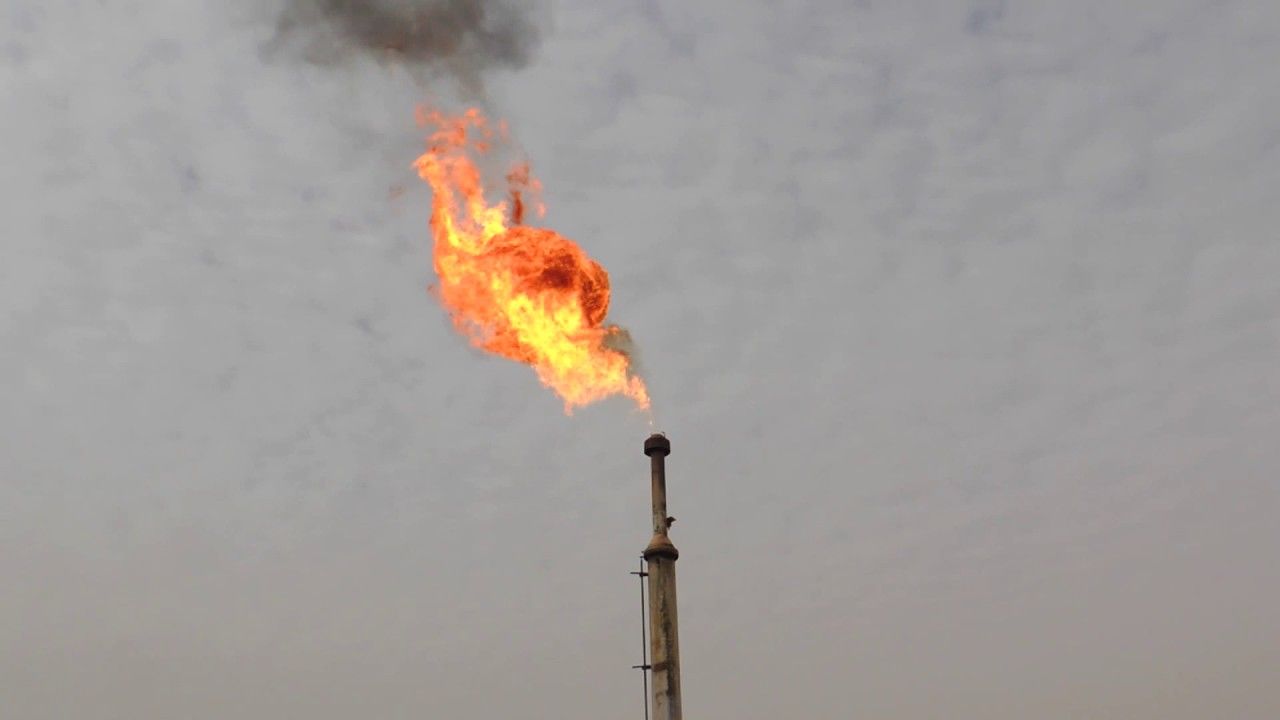 غاز الشعلة.. كنز مُهمل في حقول النفط