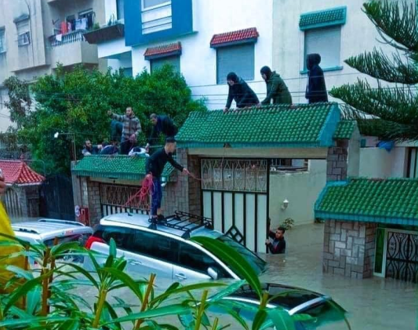 بالفيديو ا مصرع 24 شخصاً في معمل للنسيج غمرته مياه الأمطار في طنجة المغربية