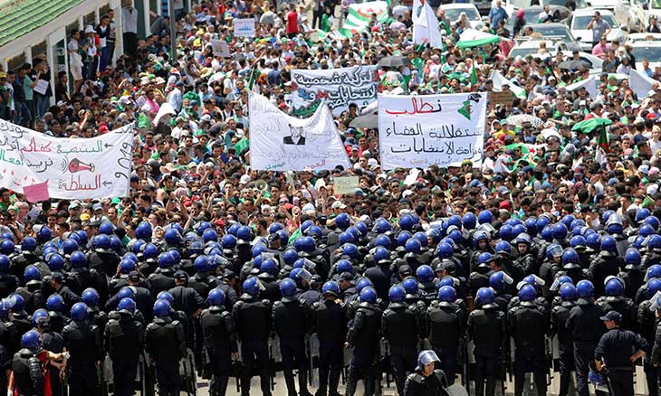 أساتذة جامعيون يدينون قمع مسيرات الحراك ويحذرون السلطة