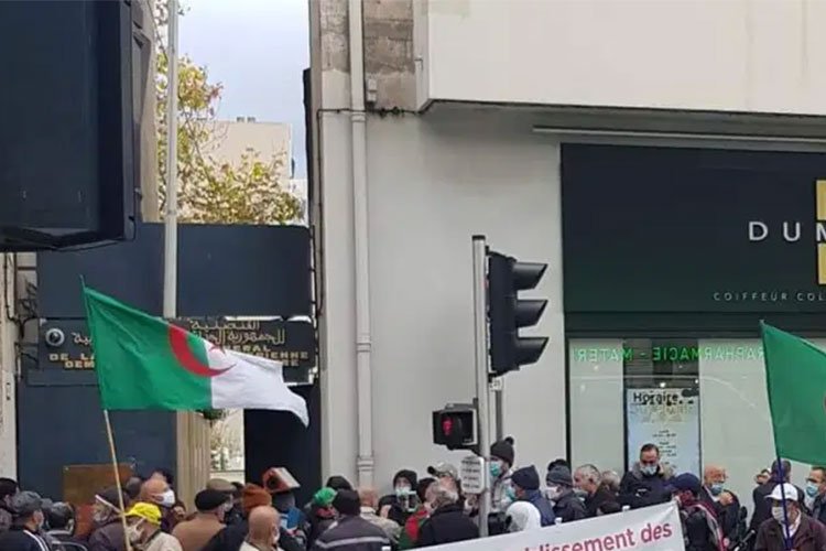 الجالية الجزائرية تحتج على شروط الحكومة