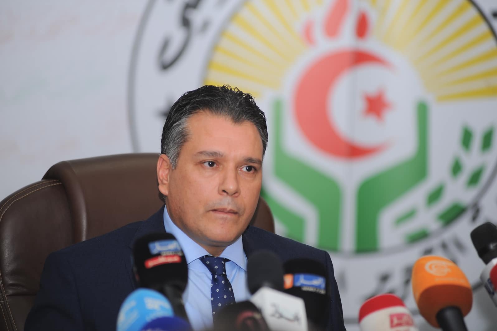 استدعته محكمة بئر مراد رايس للتحقيق.. بوشارب متهم بتبديد أموال “الأفلان”