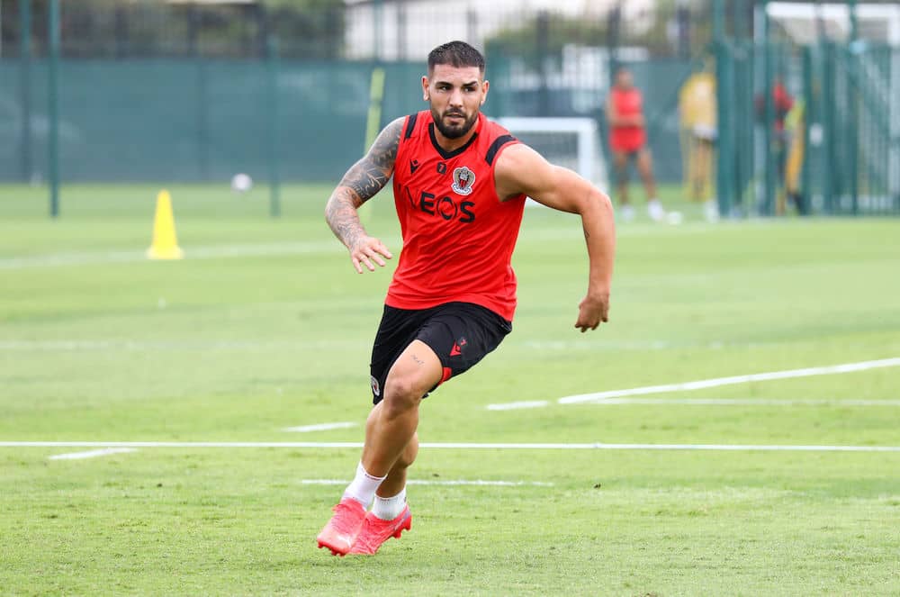دولور يتعرض لهجوم من لاعب دولي إفريقي سابق