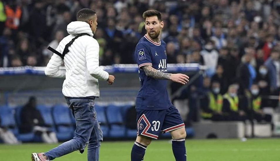 كشف هوية جزائري أوقف قمة الدوري الفرنسي لمعانقة ميسي