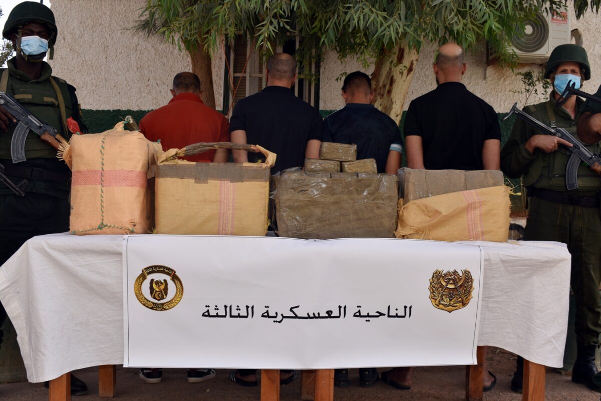 الجيش يحبط محاولة إدخال نحو 5 قناطير من المخدرات عبر الحدود المغربية