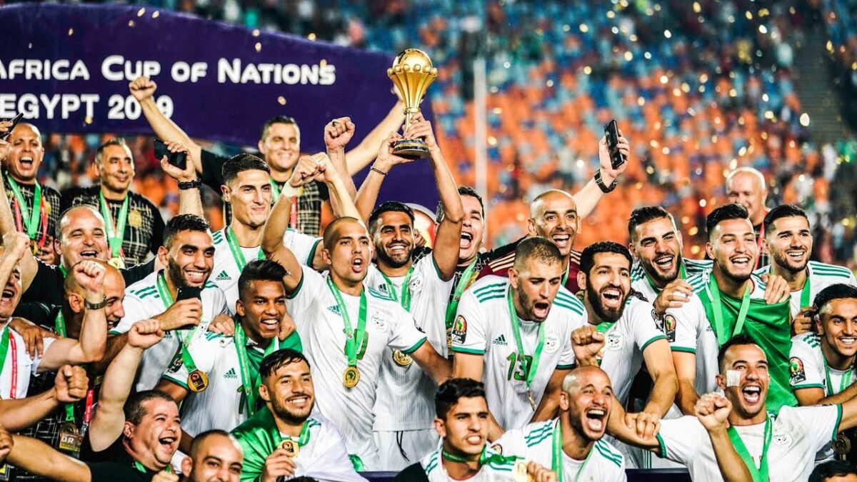 مبوما يُرشح المنتخب الوطني الجزائري للتتويج بالتاج القاري في الكاميرون